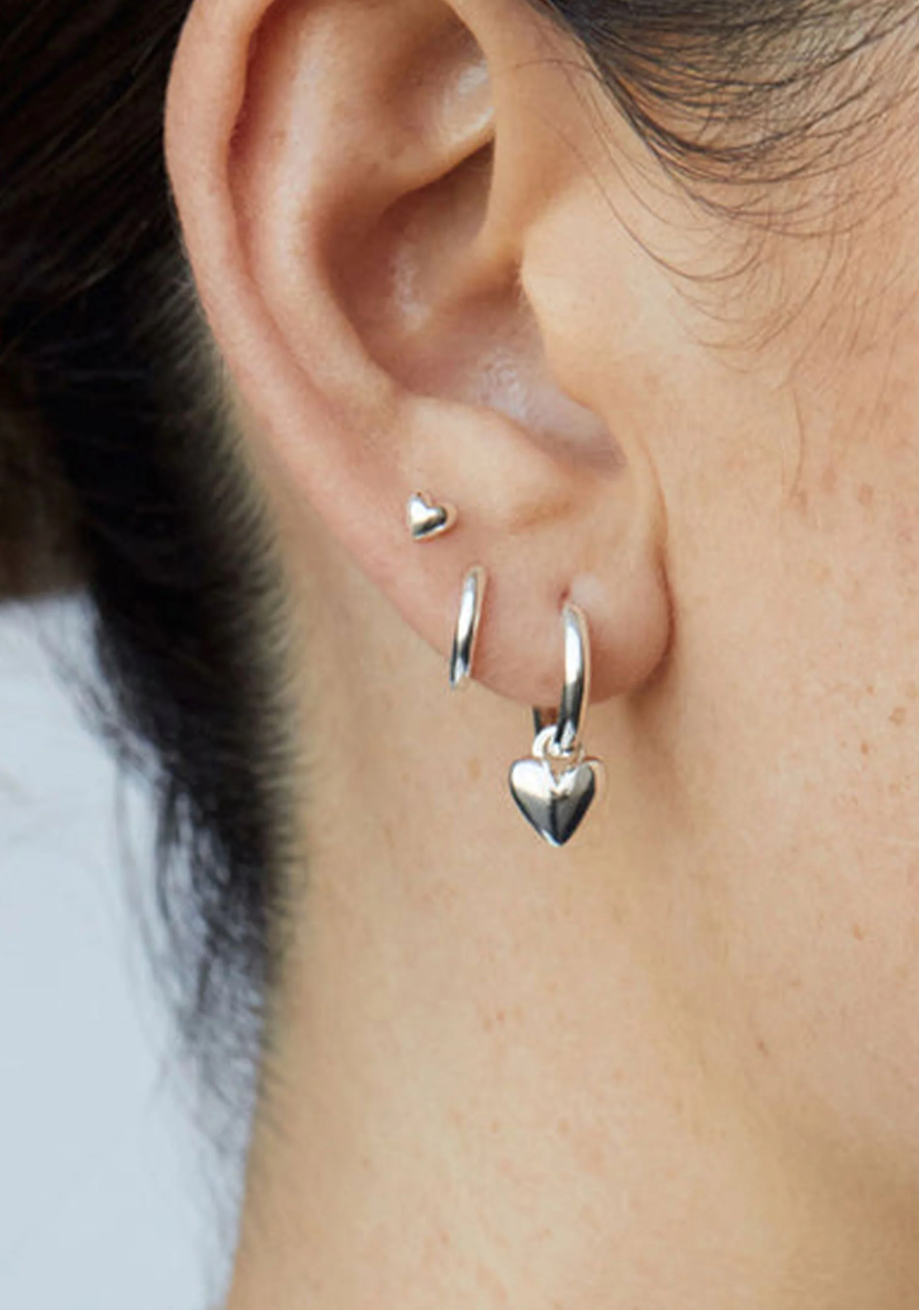Amore Huggie Earrings_Silver - Image 2